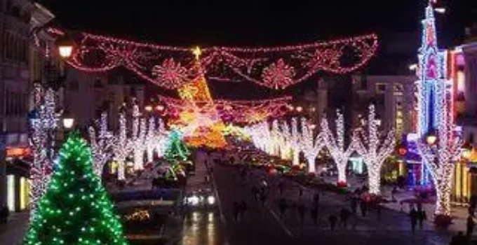 Centro de Atibaia ganha cores e luzes no Natal 2025
