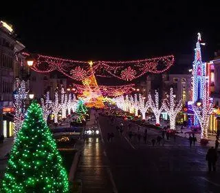 Centro de Atibaia ganha cores e luzes no Natal 2025