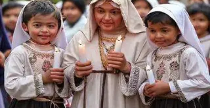 Crianças coroam as imagens da Mãe Peregrina Infantojuvenil em Atibaia/SP