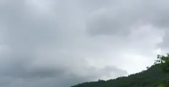 céu muito nublado