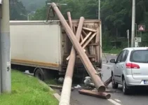 Caminhão derruba poste na Fernão Dias