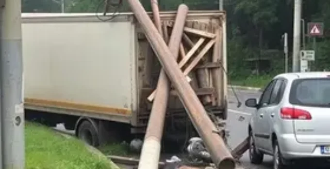 Caminhão derruba poste na Fernão Dias