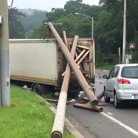 Caminhão derruba poste na Fernão Dias